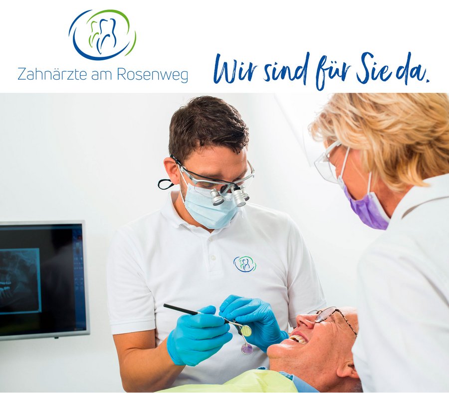 Zahnarzt Dr. Wulf Kramer aus Kirchberg mit Mundschutz arbeitet am Patient mit Stuhlassistentin.